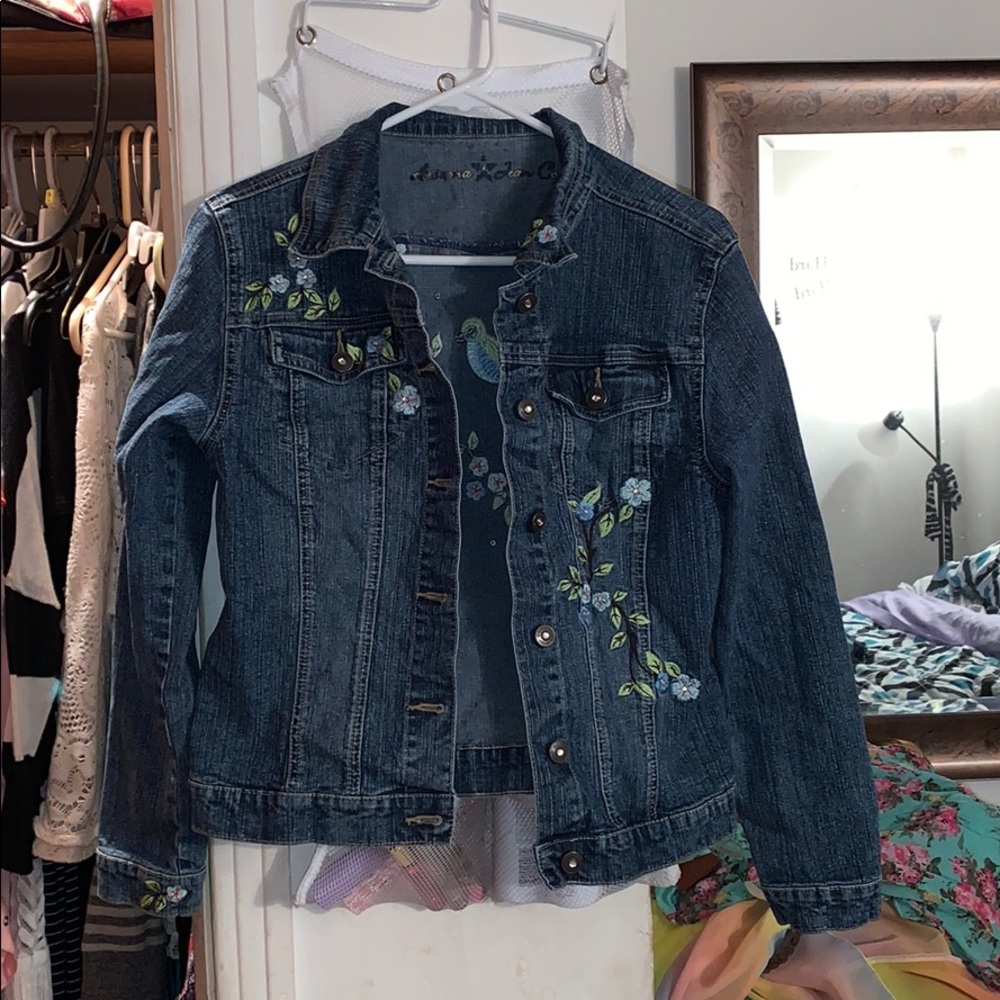 denim jacket in kids xlarge! Embroidered design